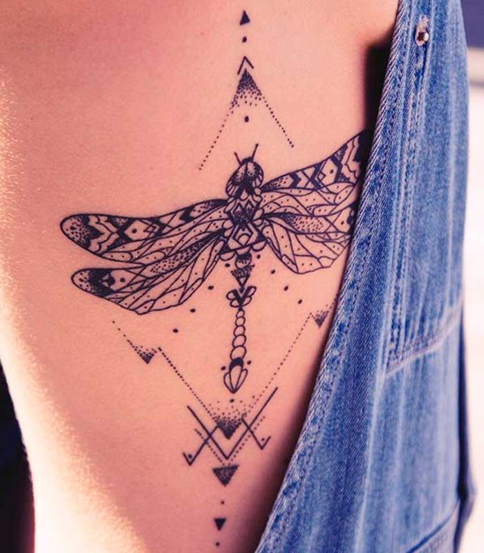 tatuajes de libelulas geometricos