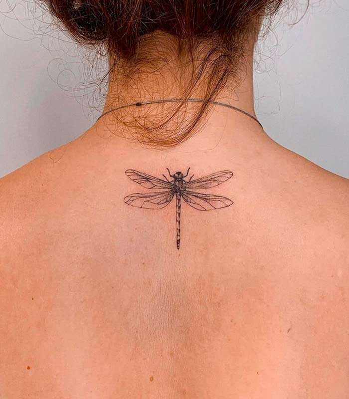 tatuajes de libelulas para mujeres