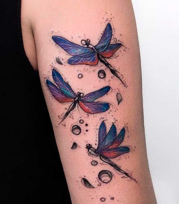 tatuajes de libelulas volando