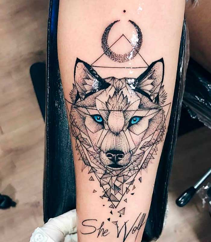 tatuajes de lobo con luna