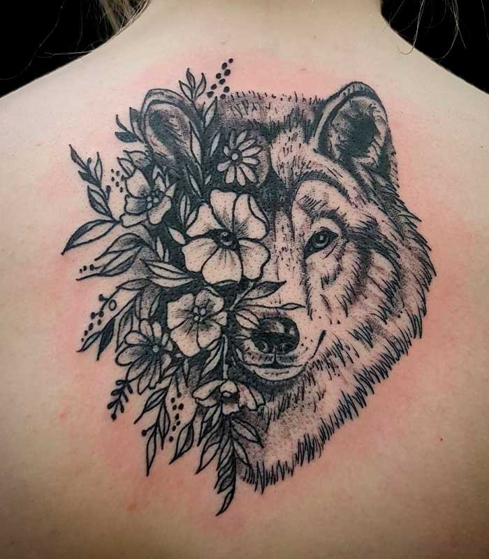 tatuajes de lobos con flores