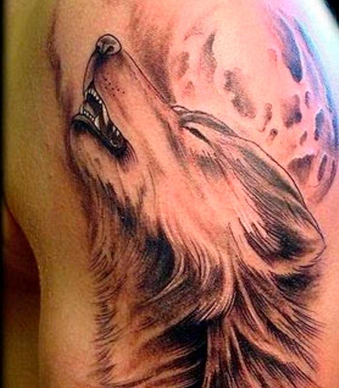 tatuajes de lobos en el hombro