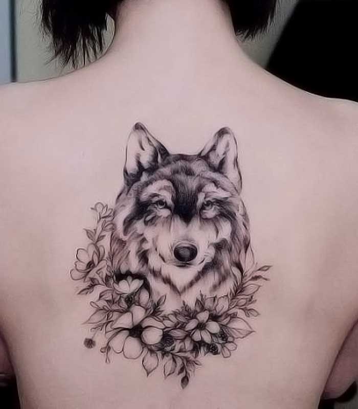 tatuajes de lobos en la espalda