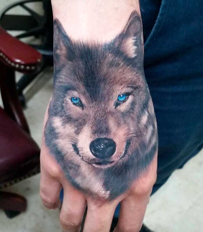 tatuajes de lobos en la mano y la muneca