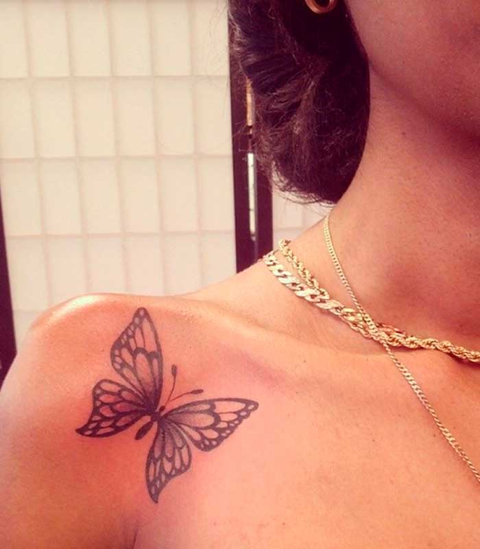 tatuajes de mariposas en el hombro