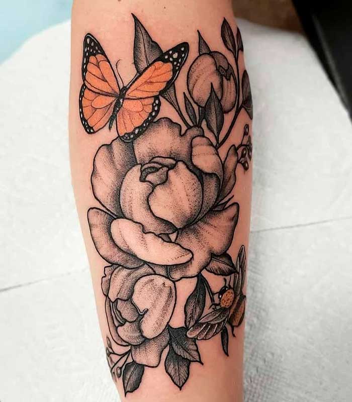 tatuajes de mariposas y flores