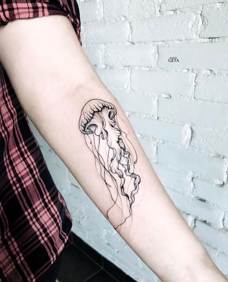 tatuajes de medusa en el antebrazo 4