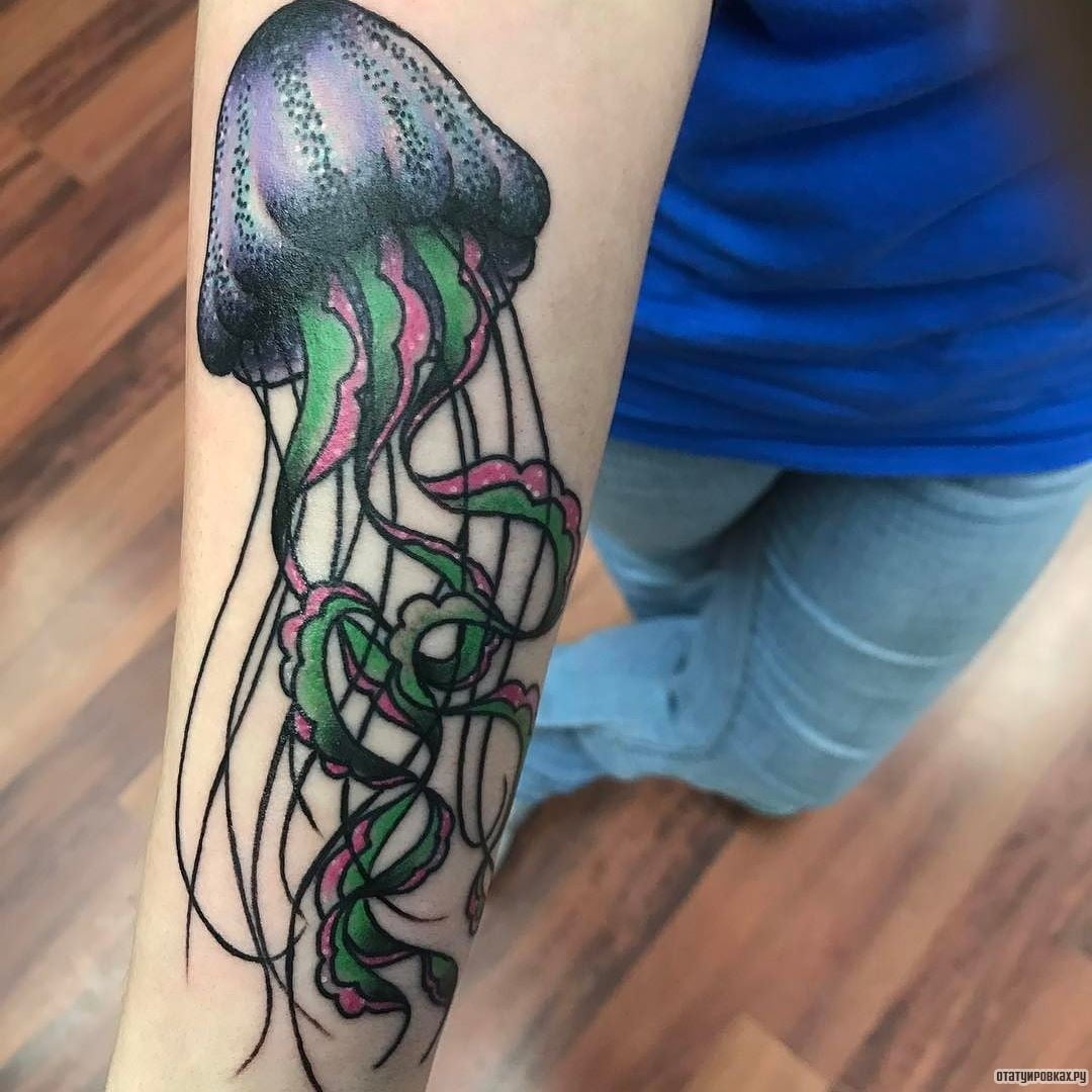 tatuajes de medusa en el antebrazo 5
