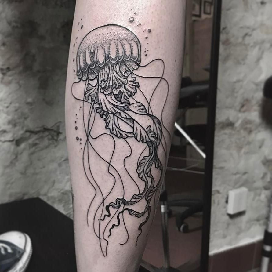 tatuajes de medusa en la pierna 1
