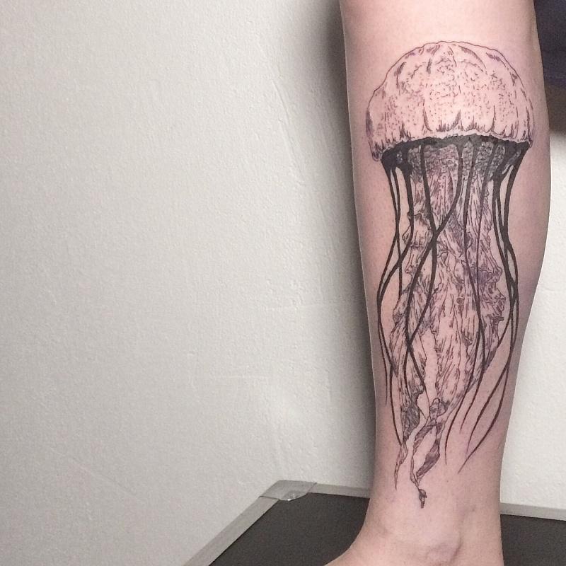 tatuajes de medusa en la pierna 5