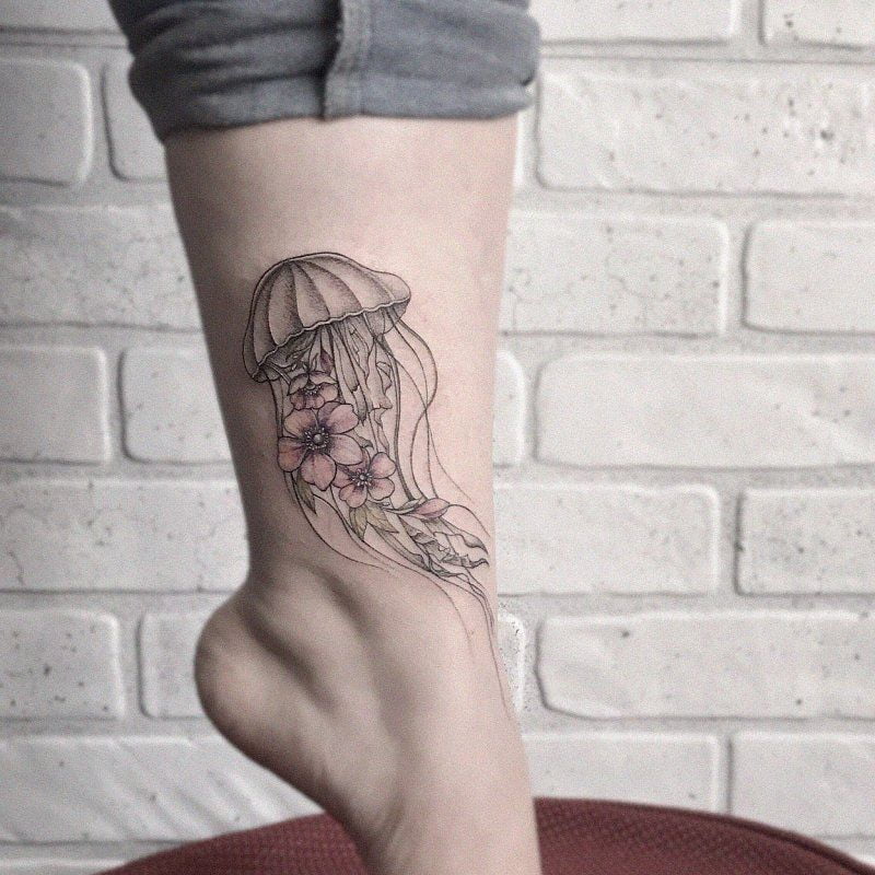 tatuajes de medusa en la pierna 7