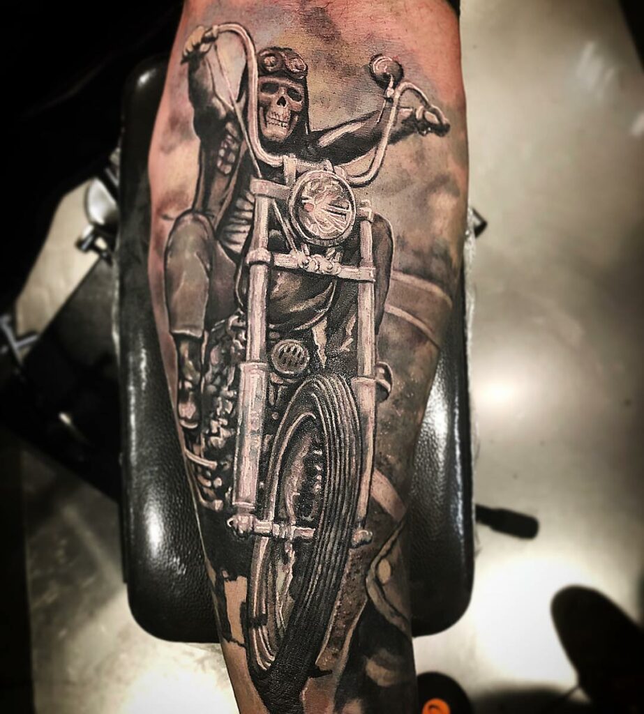 tatuajes de motos en el brazo