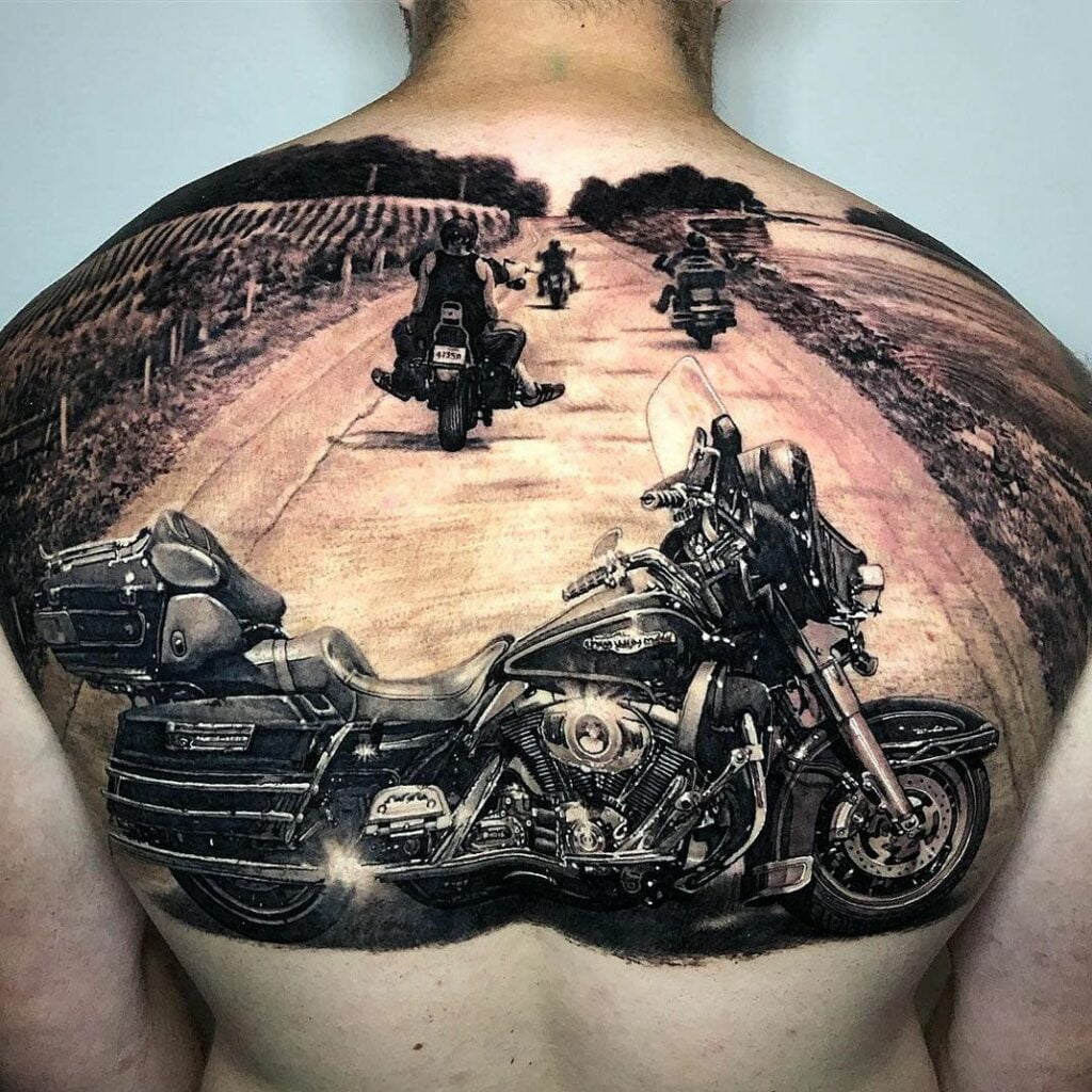 tatuajes de motos en la espalda