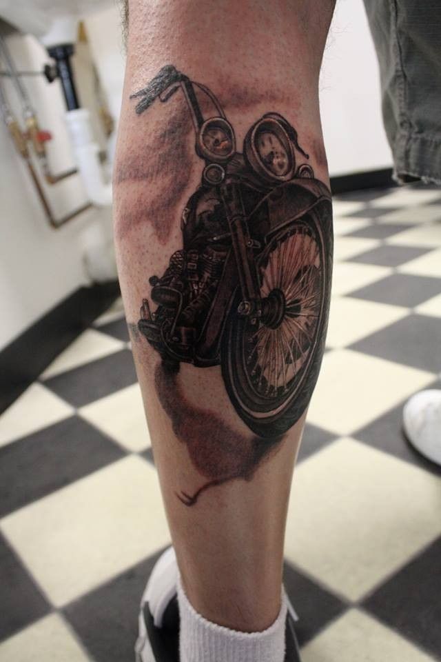 tatuajes de motos en la pierna