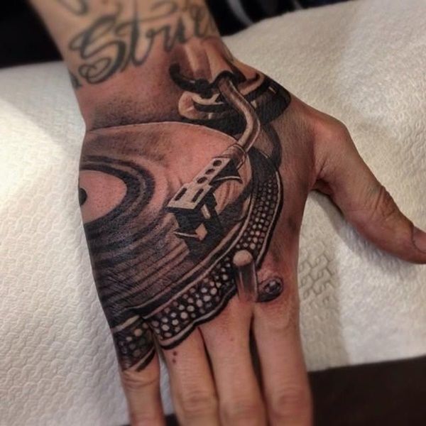 tatuajes de musica en la mano