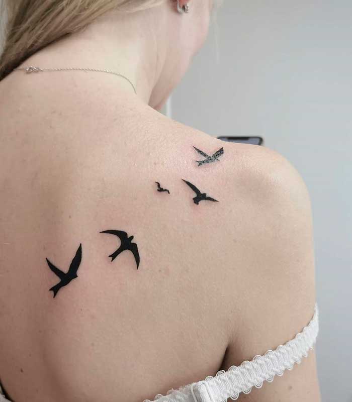 tatuajes de pajaros volando