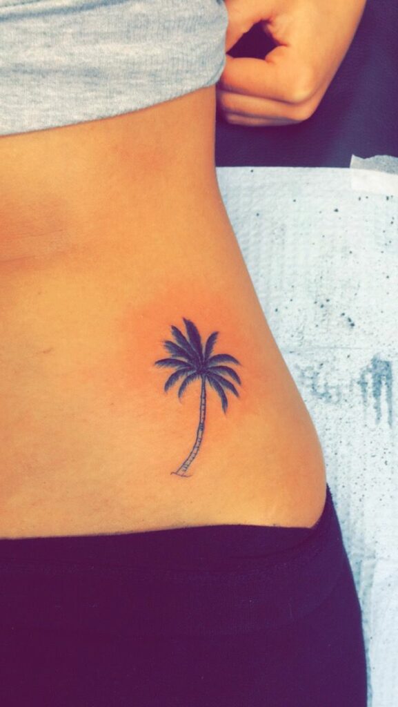 tatuajes de palmeras en la cadera