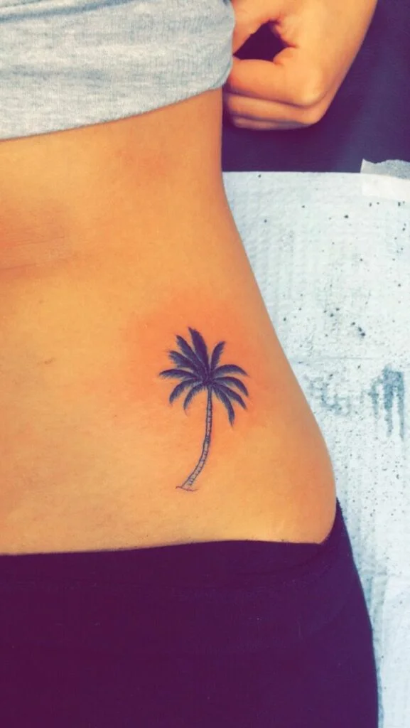 tatuajes de palmeras en la cadera