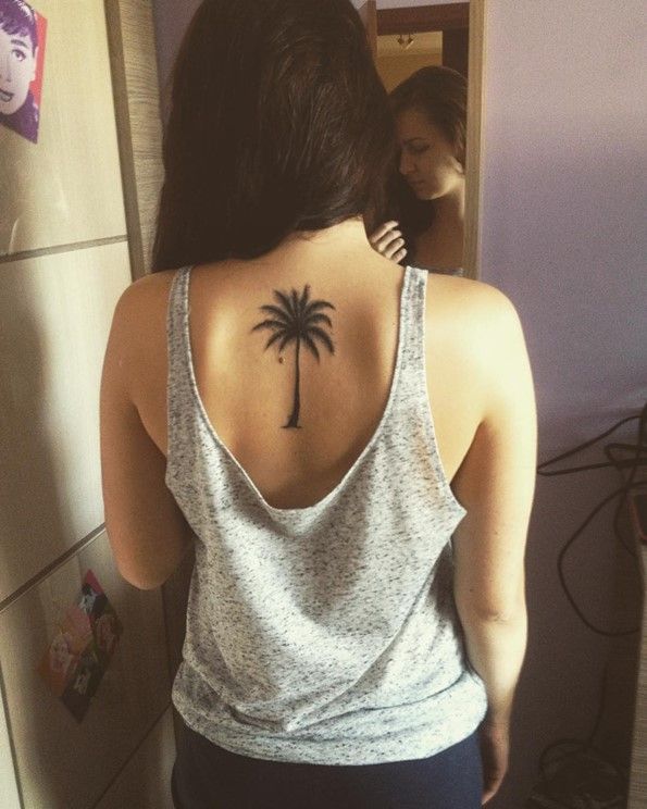 tatuajes de palmeras en la espalda