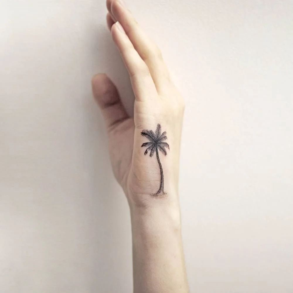 tatuajes de palmeras en la mano