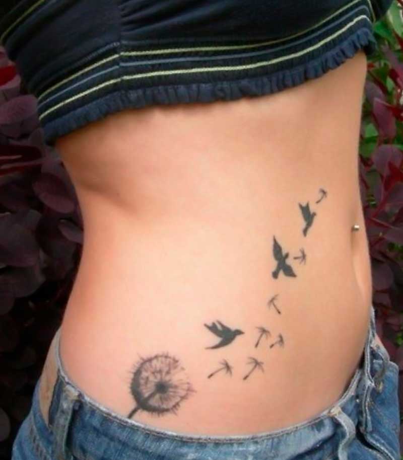 tatuajes de palomas en la cadera