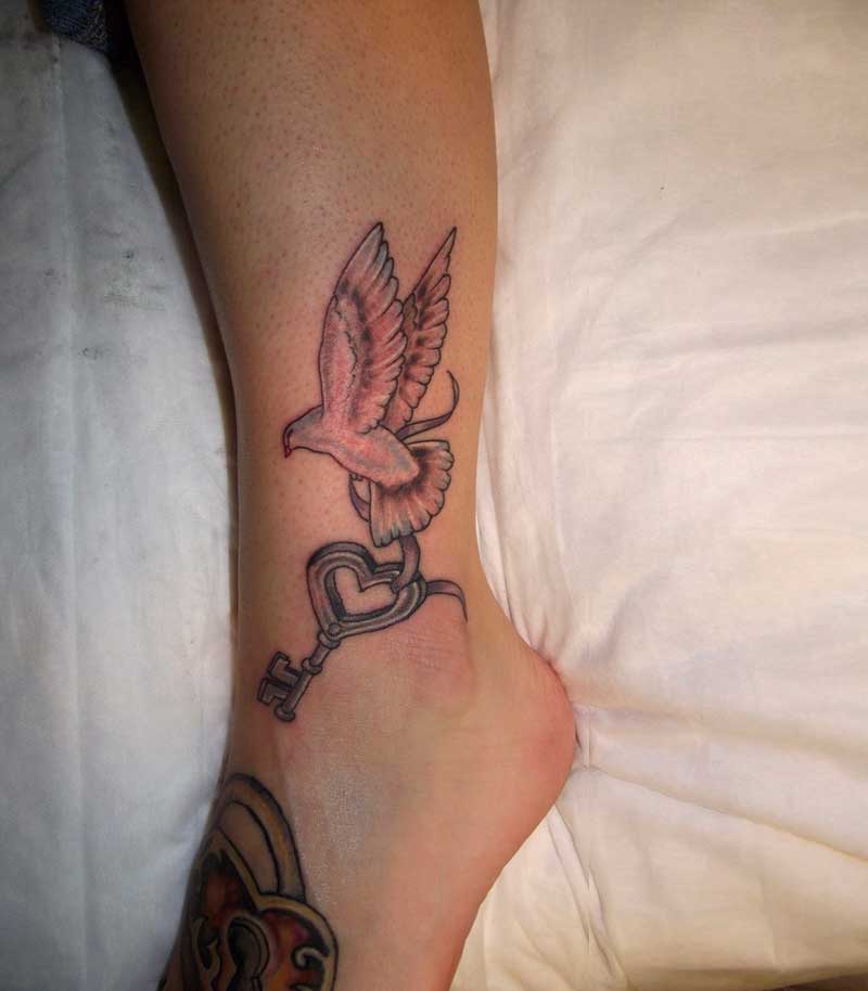 tatuajes de palomas en la pierna