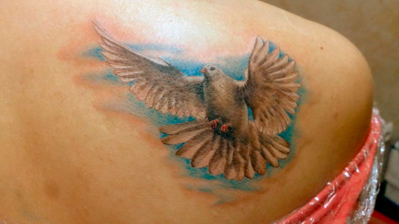 tatuajes de palomas para mujeres 25