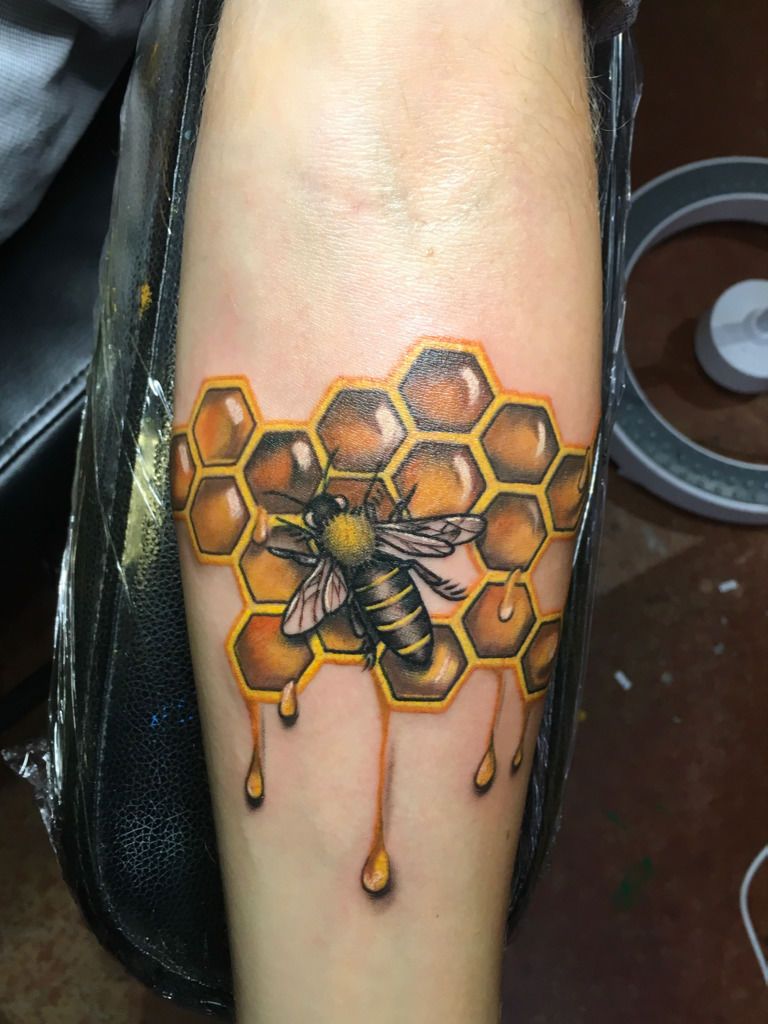 tatuajes de panal de abejas