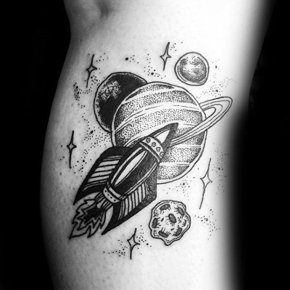 tatuajes de planetas con cohetes naves y astronautras
