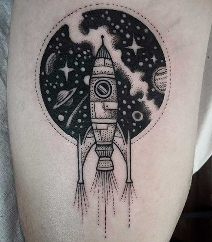 tatuajes de planetas con cohetes y naves