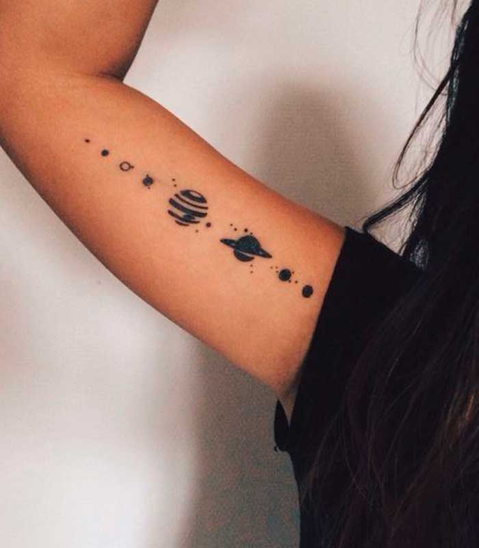 tatuajes de planetas en el brazo