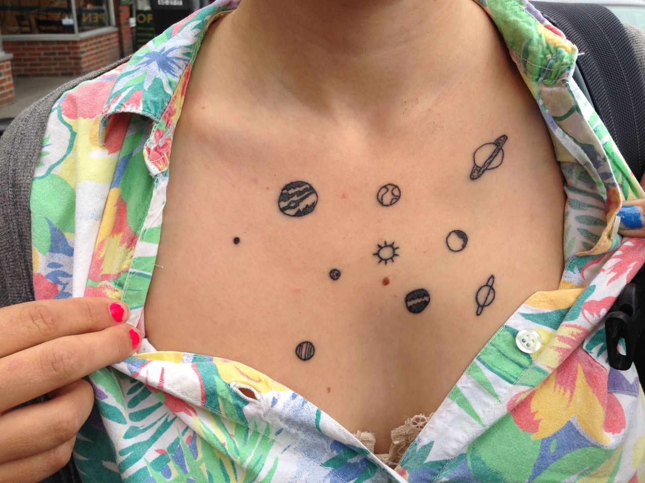 tatuajes de planetas en el pecho 2