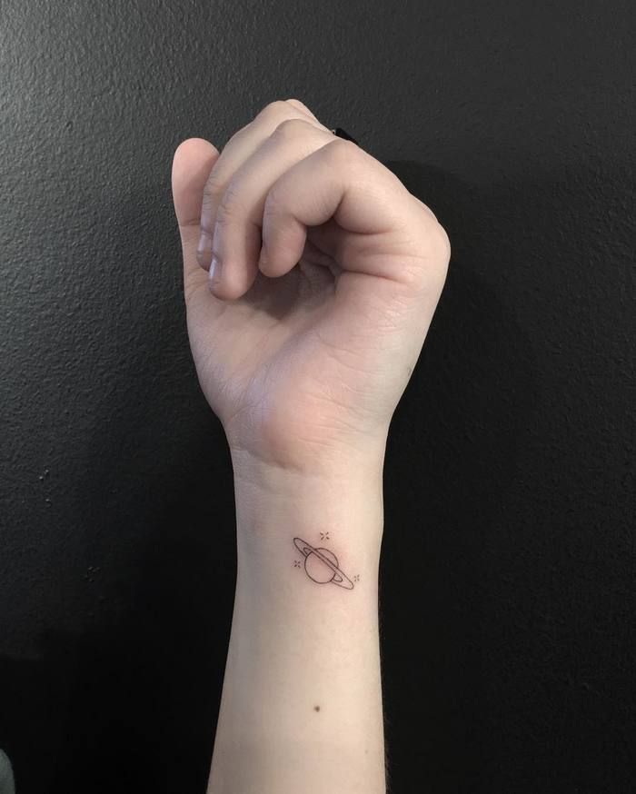 tatuajes de planetas en la mano 2