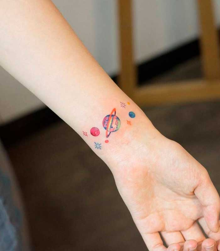 tatuajes de planetas en la mano y munecas