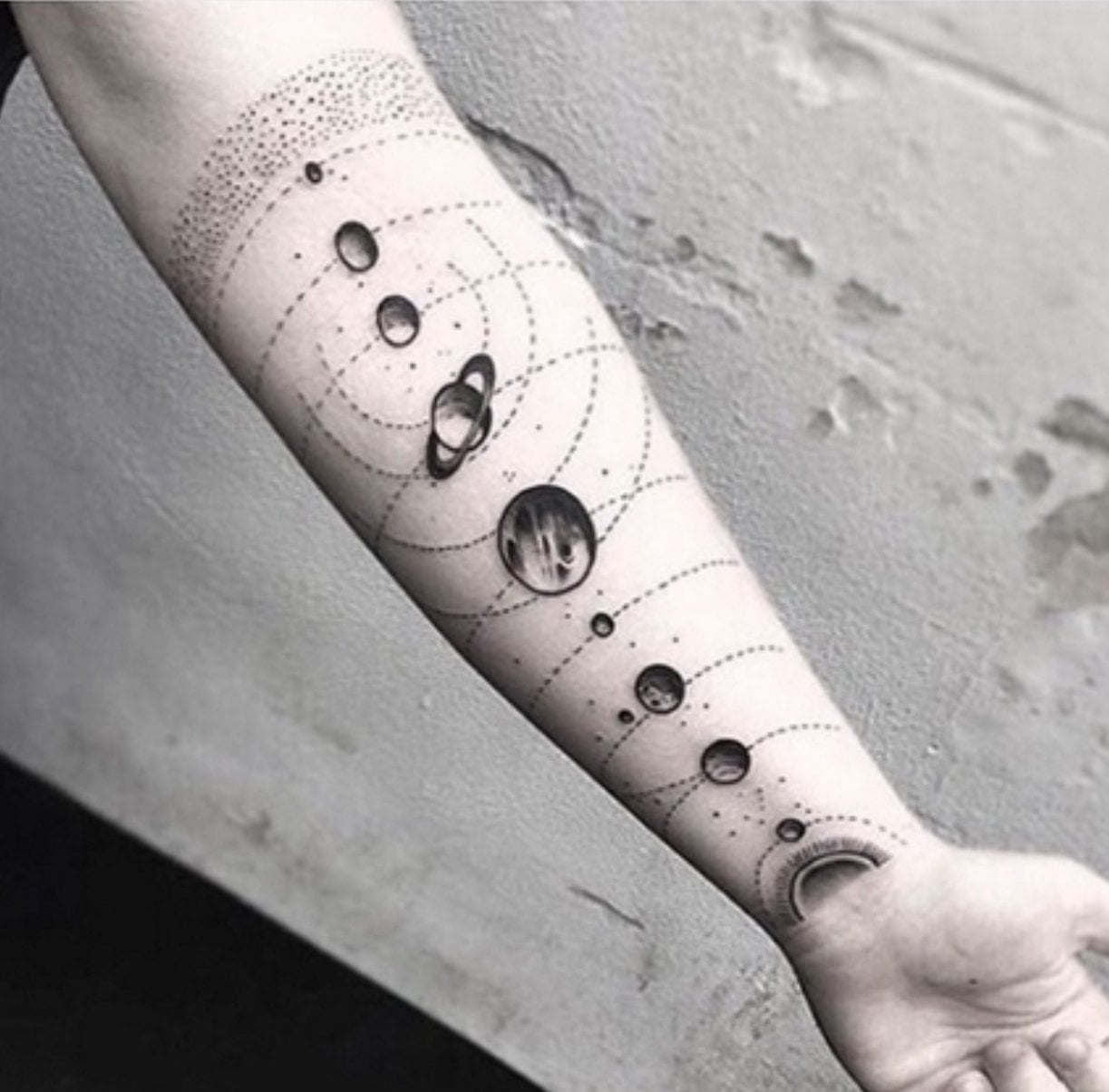 tatuajes de planetas en los brazos