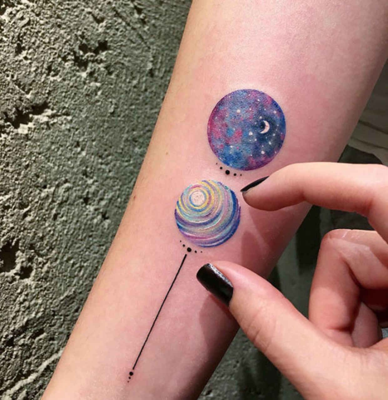 tatuajes de planetas para mujeres 12