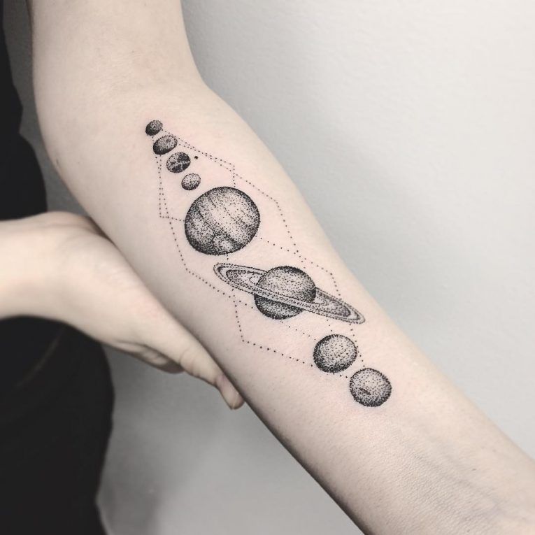 tatuajes de planetas para mujeres 13