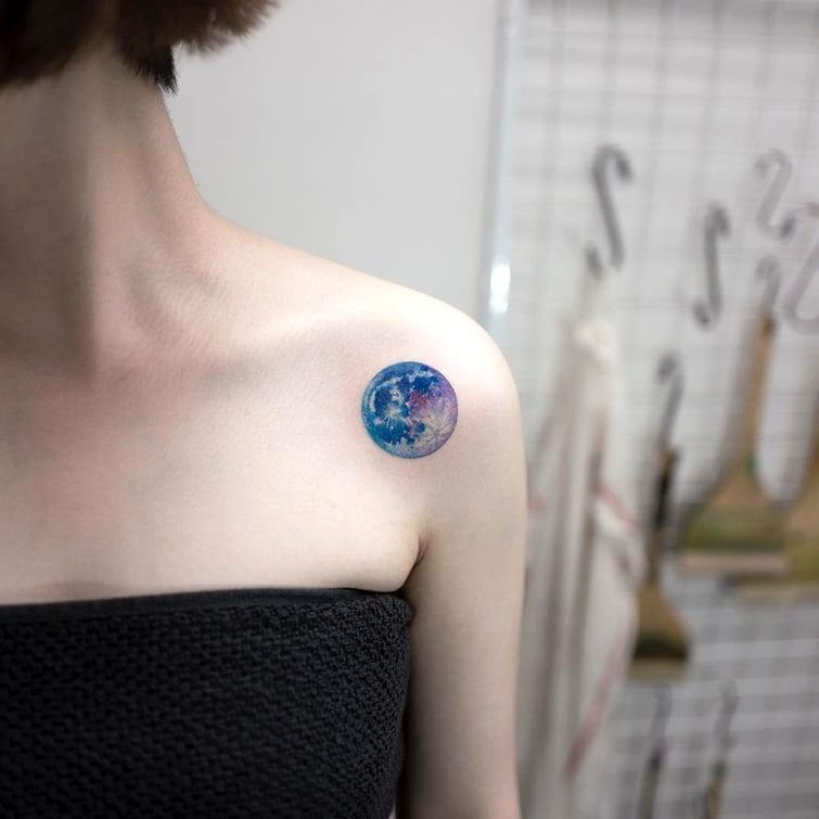 tatuajes de planetas para mujeres 16