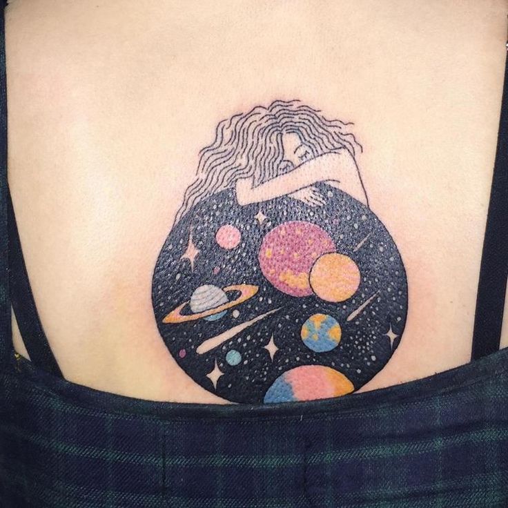 tatuajes de planetas para mujeres 9