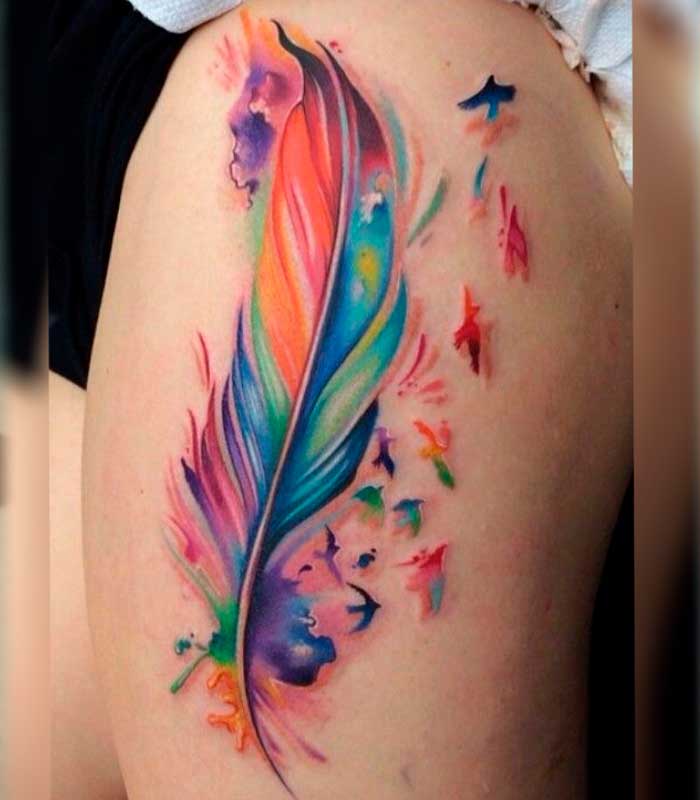 tatuajes de plumas de colores