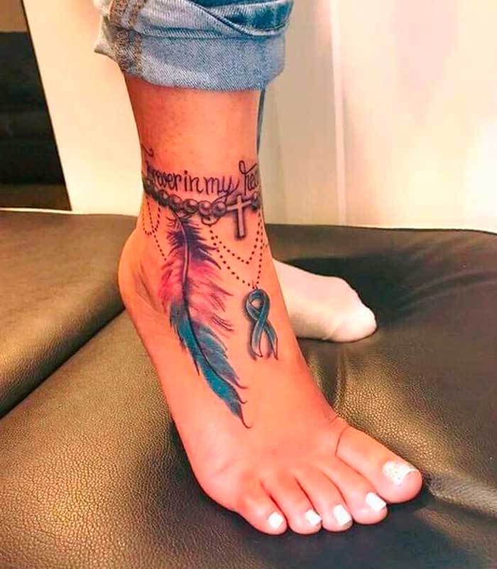 tatuajes de plumas en el pie