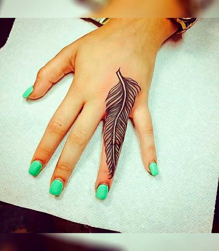 tatuajes de plumas en la mano