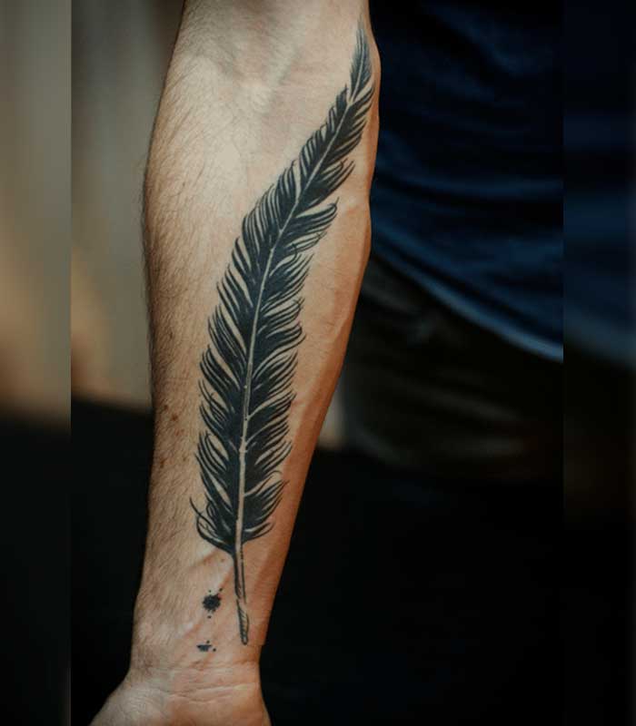tatuajes de plumas en los brazos