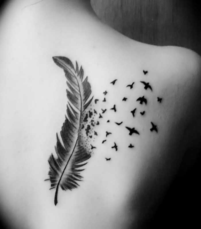 tatuajes de plumas para mujeres