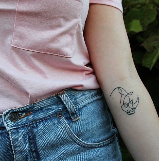 tatuajes de rinocerontes para mujeres