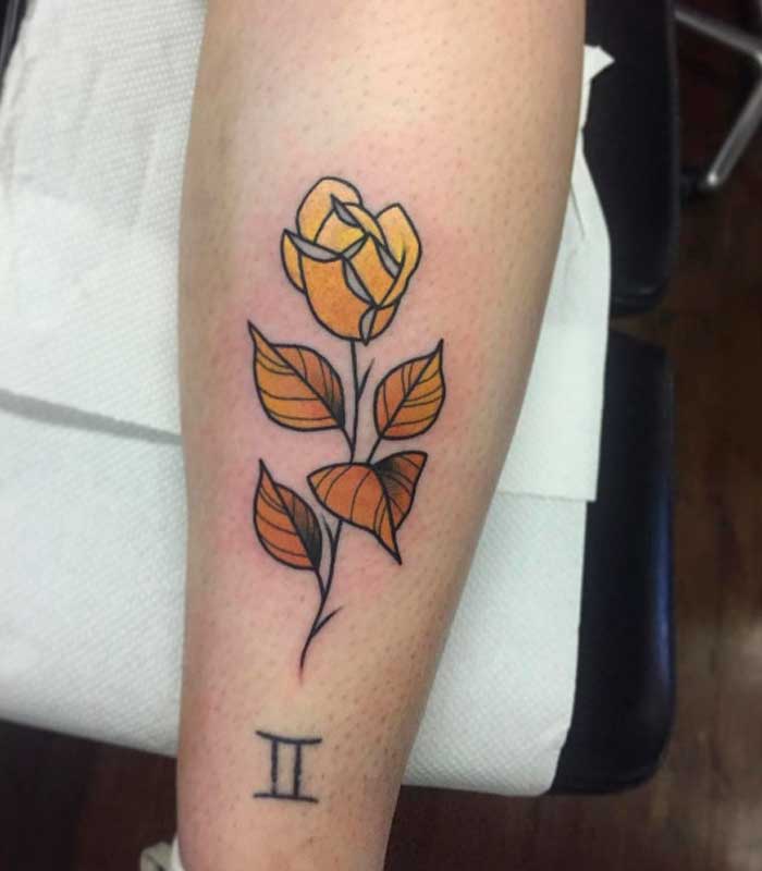 tatuajes de rosas amarillas
