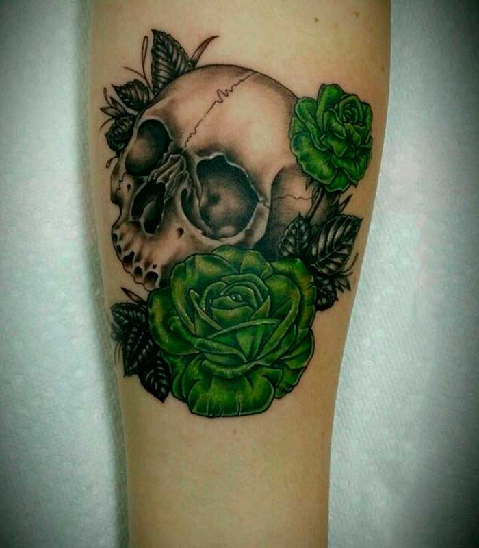 tatuajes de rosas verdes con calaveras