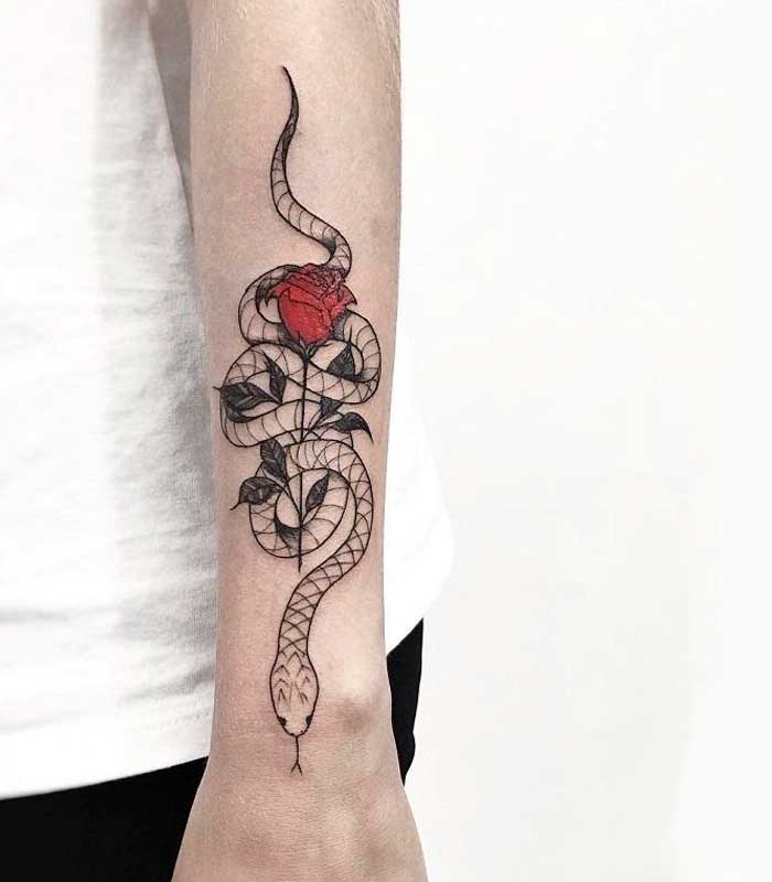tatuajes de serpientes con rosas