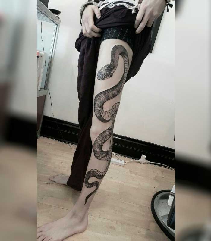 tatuajes de serpientes en la pierna