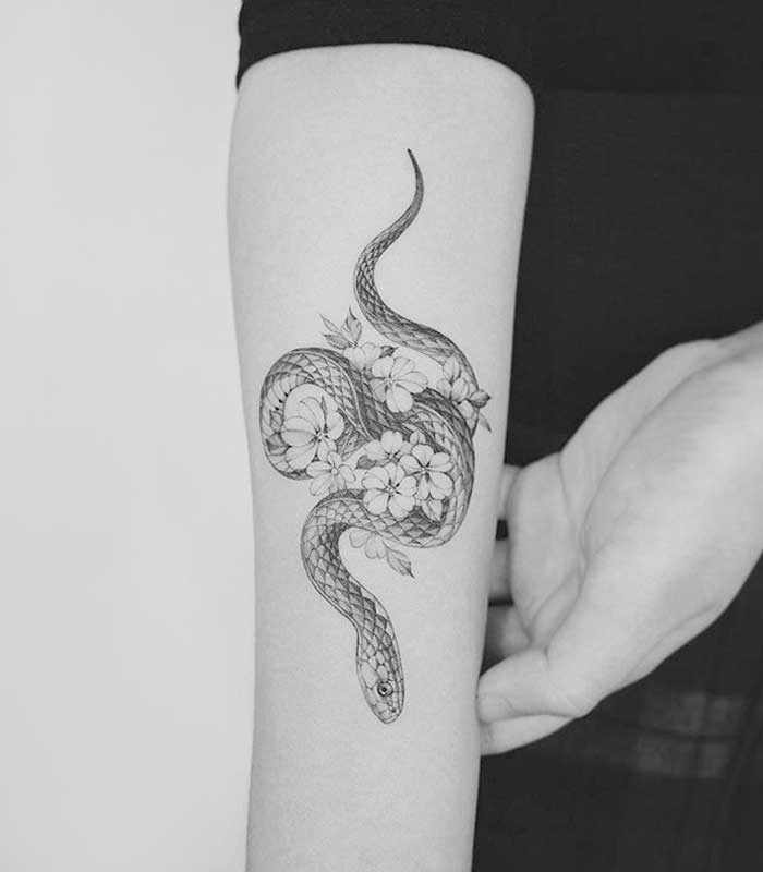tatuajes de serpientes para chicas